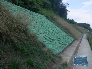 道路改修工事のうち法面復旧工事（26南西-新滝山街道）